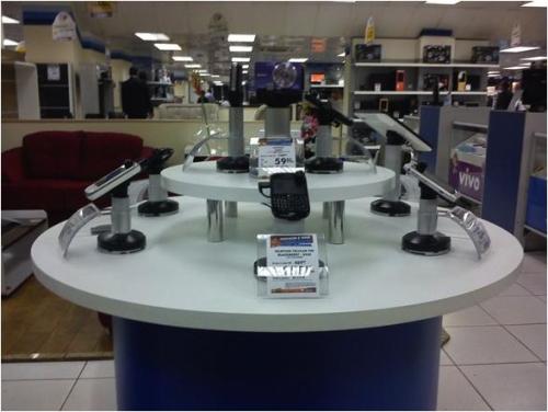 Противокражные системы для мобильных телефонов - системы inVue в магазинах CASAS BAHIA Бразилия