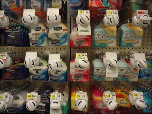 Защита подвешенного товара на крючках в супермаркете